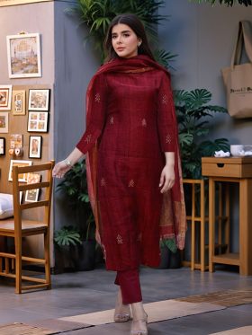 Women Printed Straight Kurta with Trousers & Dupatta